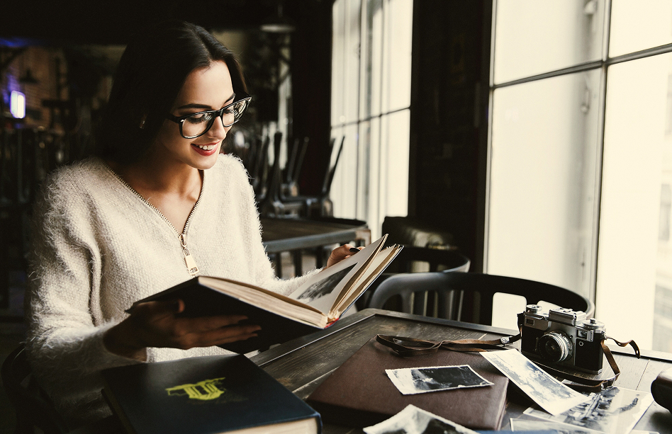 Mulher vendo um livro