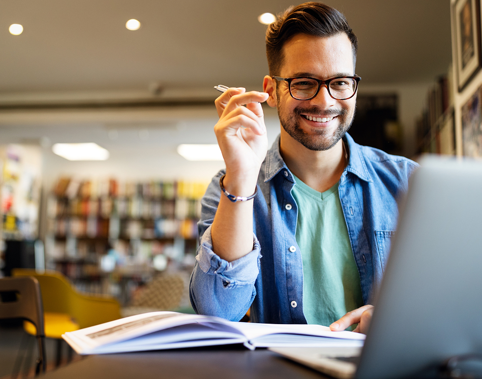 Mulher vendo um livro