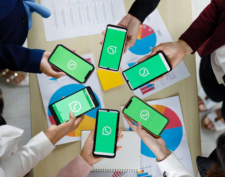 Mulher vendo um livro